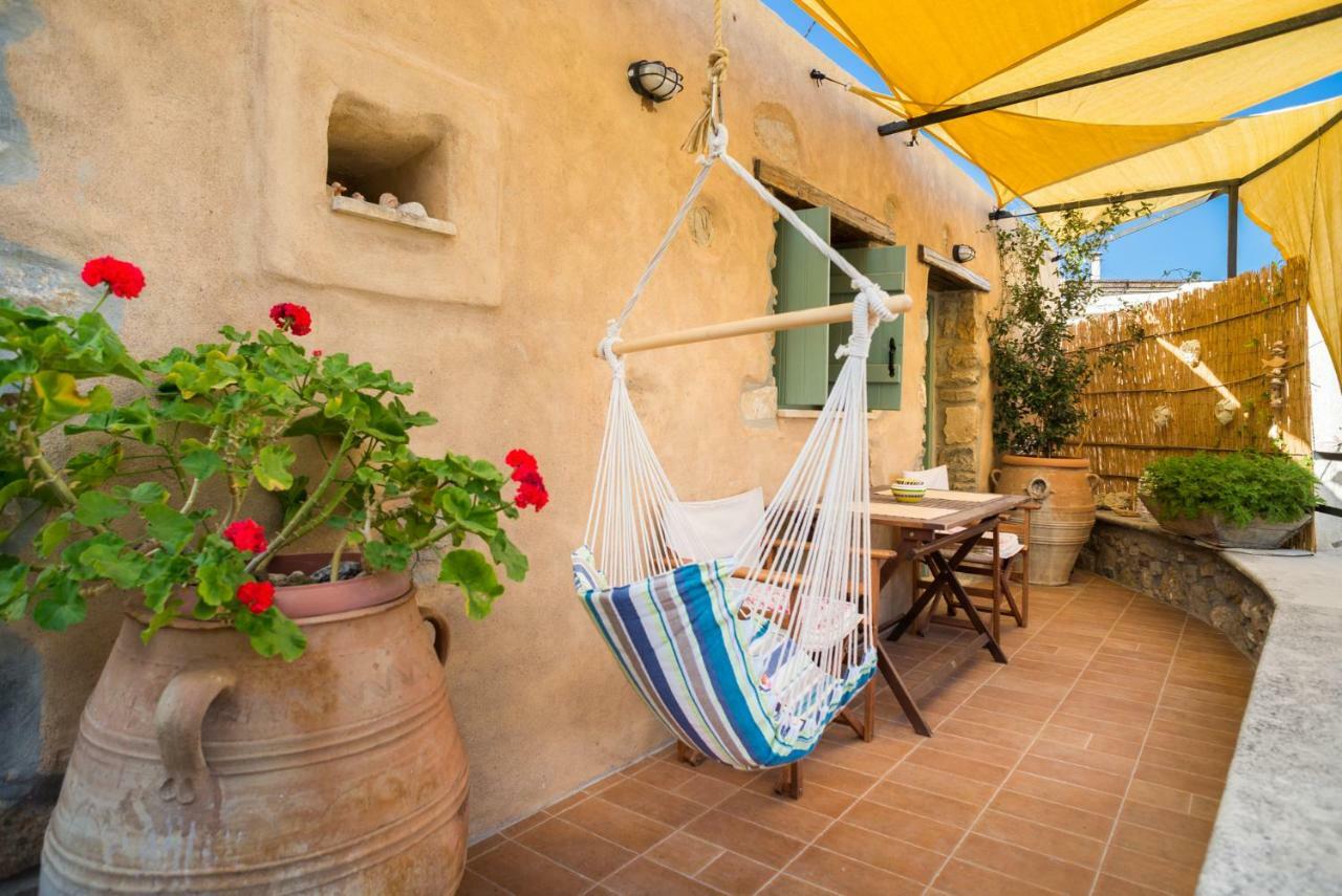 Private Studio In Historic House Lastros Exterior photo